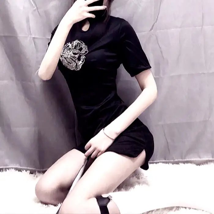照片里的伴娘